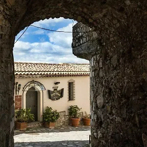 borgo-medievale-castelmola.sicilyhotelsitaly.net/